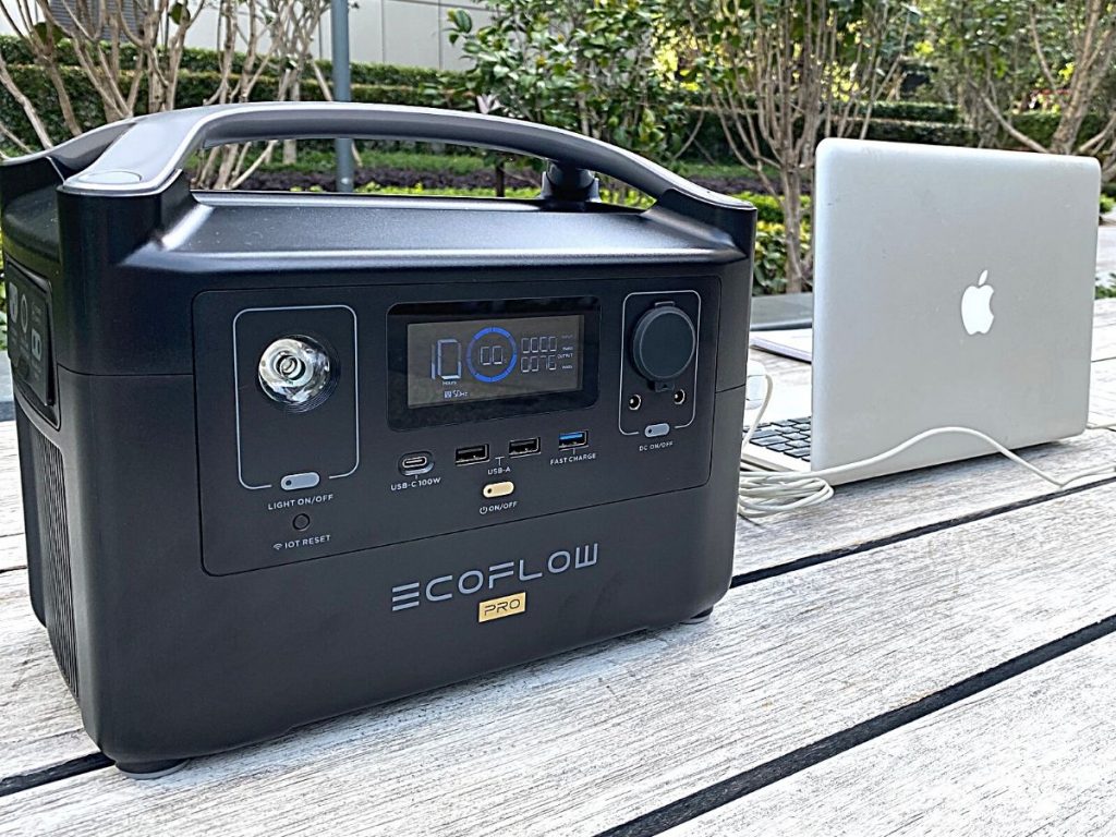 EcoFlow RIVER pro with Macbook