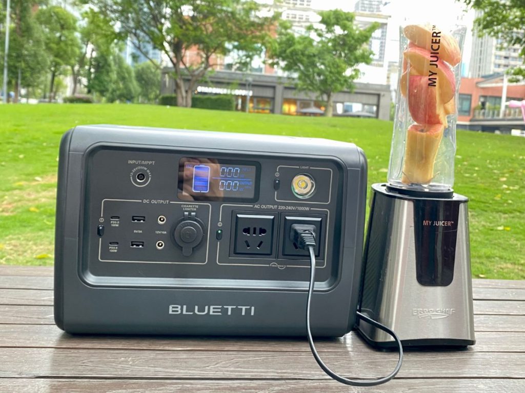 Use BLUETTI EB70S for a blender to make apple juice outside